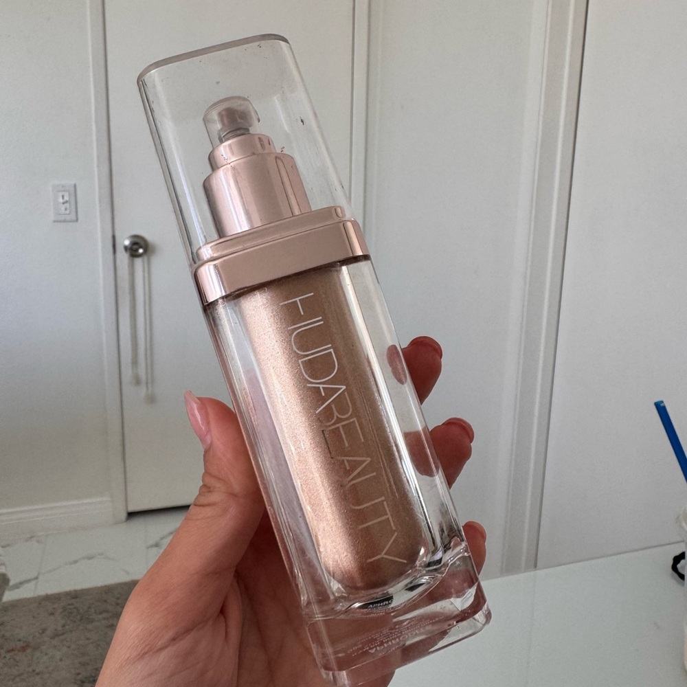 HUDA BEAUTY body highlighter